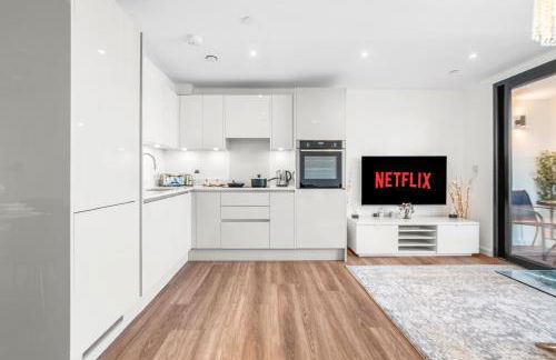 Two BDR Apt By Stay Aura Short Lets & Serviced Accommodation London With Free WiFi, Parking & 10 Min to Brentford Stadium - Foto 36