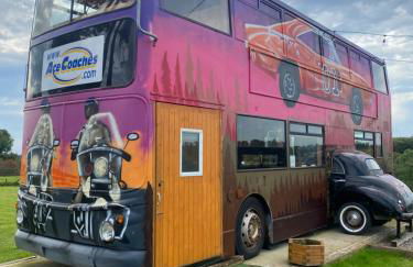 Sleeps 18 Double Decker Bus Hot Tub Sauna Cinema Pets - Foto 1