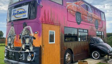 Sleeps 18 Double Decker Bus Hot Tub Sauna Cinema Pets - Foto 1