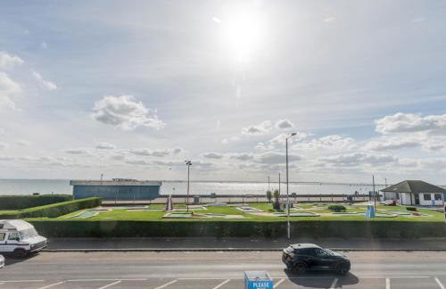 4-Bedroom Seafront House in Southend Sea Views - Pass the Keys - Foto 65