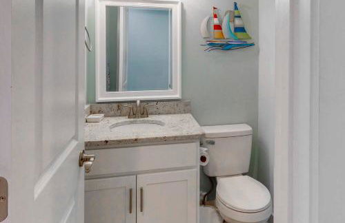 First-Floor Condo Steps from the Beach with Shared Pools, Hot Tub, Game Room - Foto 9