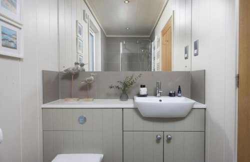 Cedar Lodge, Strawberryfield Park - Photo 14