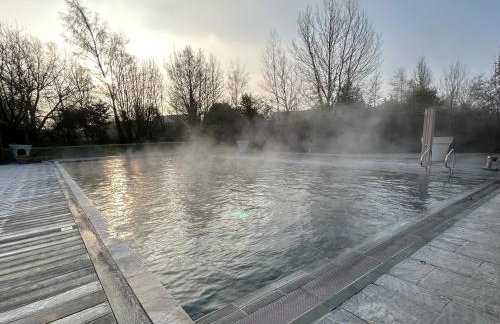 Pet friendly Cotswold Cottage with hot tub and swimming pools - Foto 20