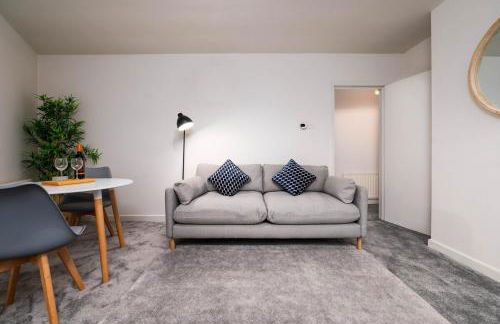 #34 Two bed apt Private Parking Stylish & homely - Photo 33