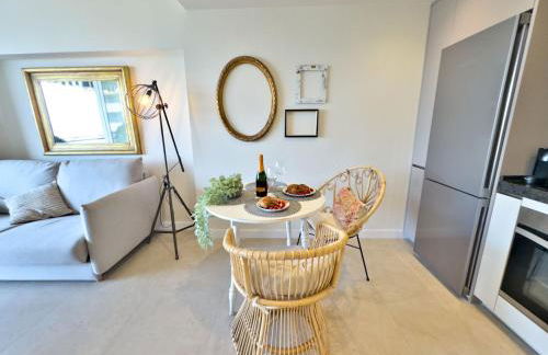 Boho Chic Apt, Frontline Sea & Paseo Views - Photo 6