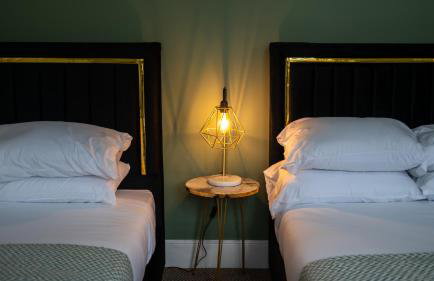 Large Contractor Dig with Pool Table - Foto 4