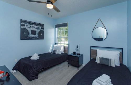 Lovely 4 Bed Oasis In the mix of everything - Photo 15