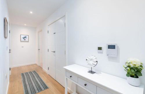 Tranquil 2-Bed Apartment, Balcony, Sleeps 6, 7 Minute Drive to King's Cross St Pancras - By City Peace - Foto 17