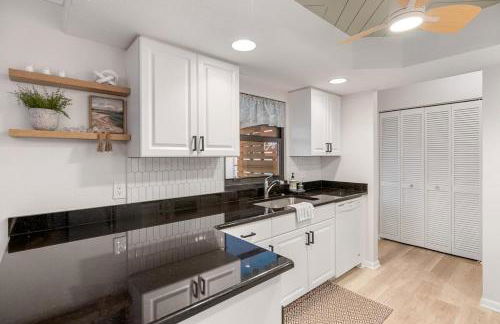 Stylish coastal retreat with Heated Saltwater pool - Foto 7