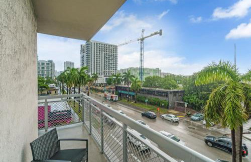 Bright and Airy 2 Bed on Biscayne Blvd with Free Park - Foto 28