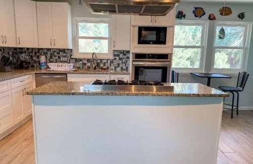 Spacious house- Deep Water Dock Pool Golf Cart Rental available - Foto 11