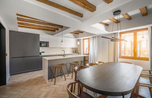 Location, Luxury & Style Best 5Bed in Madrid - Photo 6