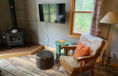 Cabin in the woods with fire pit and porch - Foto 63