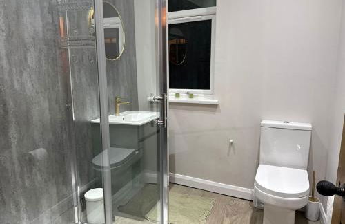 Large Luxury 4 bedroom home with parking - Foto 28