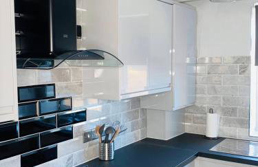 Bright, Spacious, modern Interior Decor 2 bedrooms Apartment with amazing views - Photo 13