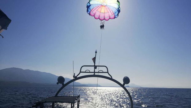 Disfrutando de la actividad de parasailing