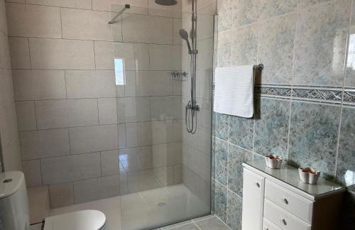 BnB Homes Luxurious Villa Stardust with Swimming pool & BBQ for Family Fun - Foto 29