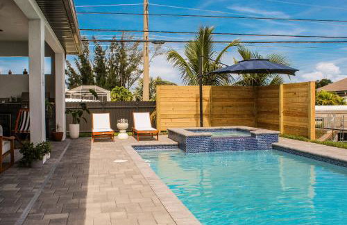 Luxurious Waterfront Home with Heated Pool and Jacuzzi - Foto 55