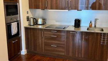 Modern Apt Cardiff City Centre - Prime Location - Foto 4, stove, dishwasher, pet friendly, toaster, minibar