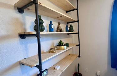 Luna's Cozy Private Hosted Suite with Fireplace and 2 Bedrooms - Foto 12