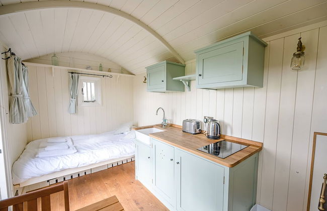 Sage Shepherds Hut, Boundary Farm Cottages - Photo 2