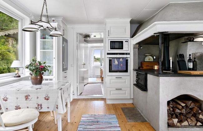 Seaside Cottage With Balcony and Grill - Photo 11