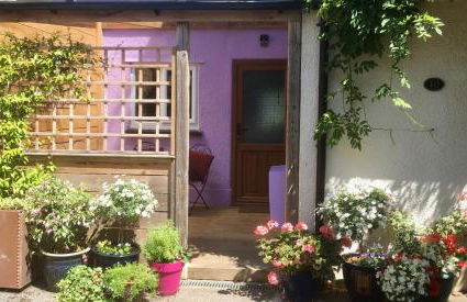 Cute self-contained guest room with ensuite and private decked porch in Glastonbury - Photo 1