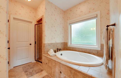 Waterfront Sherrills Ford Home with Pool and Boat Dock - Foto 17