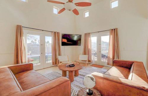 Epic 6BR with Pool, Spa and Fire Pit - Walk to Trails - Foto 6