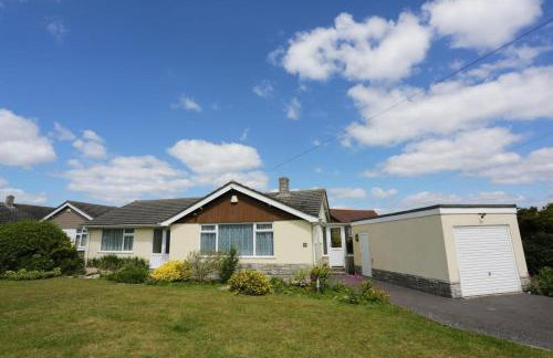 CHURCH ROAD by BOURNECOAST - A Spacious Bungalow in the Popular Hengistbury Head Area Near the Sandy Beaches - HB5830 - Foto 3
