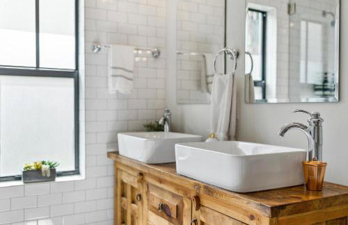 Elegant 4BR Home Guest House Private Yard - Foto 26