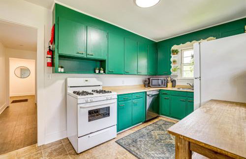 Families Welcome, Fenced Yard: Inviting Greer Home - Photo 6