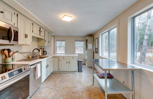 Expansive Wilmot Escape with Deck Near Skiing! - Foto 11