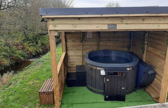 Min yr Afon - Cabin - Sleeps 2 - Hot Tub - Parking - Photo 8