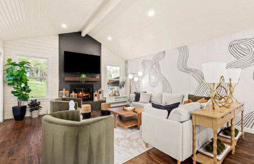 Lux 5BR gem with Heated Pool, SPA, and Outdoor Movie Theater - Foto 14