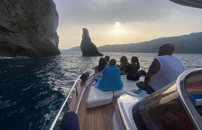 Crucero al atardecer por la costa de Capri y Sorrento en barco Todo incluido - Foto 24