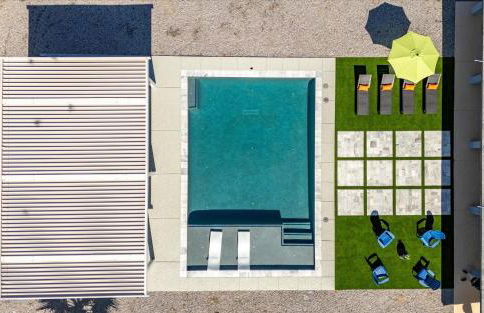 Backyard Oasis Heated Pool Game Room Gazebo - Foto 22