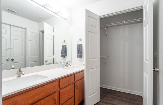 Modern Condo With Pool, Gym, Workspaces & BBQ - Foto 24