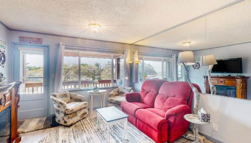 Cozy Coastal Condo Steps from the Beach with Deck Views - Foto 4