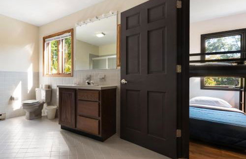 Spacious Waterfront Mansion wHot tubPoolTable - Foto 21