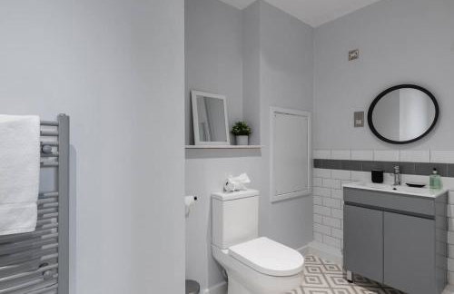 Luxury 2 bed, Central, Free Parking, Smart TV By Valore Property Services - Photo 3