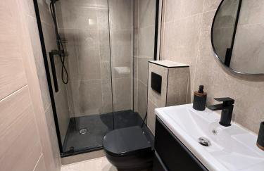 2 bedroom self catering detached outhouse with garden area - Photo 13