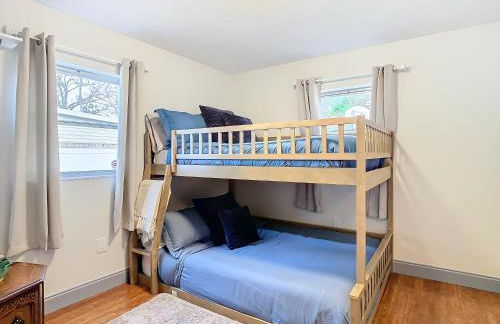 Poolside Paradise with Basketball Court - Foto 45