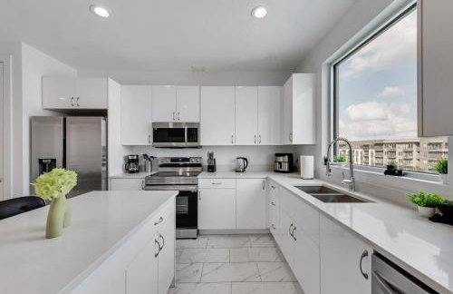 City View 2BR I Parking I King Bed I Workspace - Foto 8