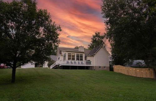 Wizard House + Hot Tub, Private Creek, Large Yard - Foto 44