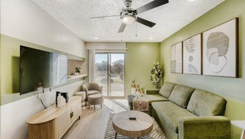 Polished King Getaway - Sleeps 4 - Pool, Prkg - Foto 4