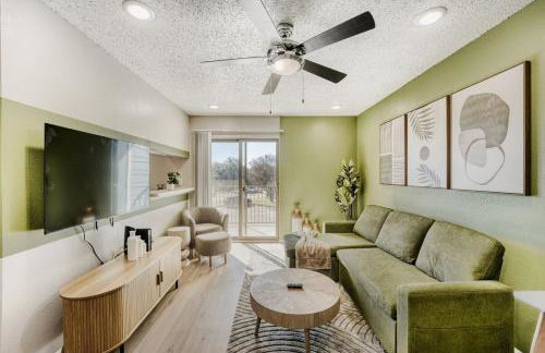 Polished King Getaway - Sleeps 4 - Pool, Prkg - Foto 4