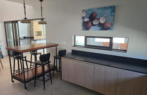 Quase beira mar, casa muito nova com 5 suítes, vista mar, piscina grande, cozinha completa, 4 vagas e perto de mercado, restaurantes e bares - CLIQUE E VEJA AS FOTOS - Foto 19