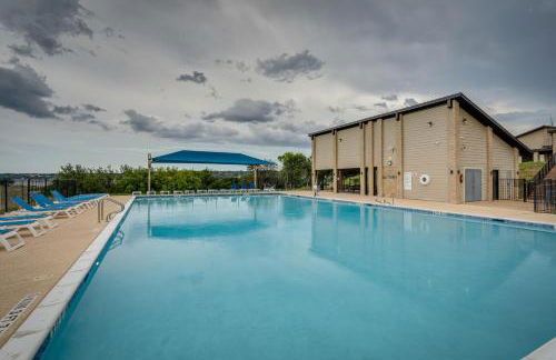 Lago Vista Golf Getaway with Decks and Pool Access! - Foto 56