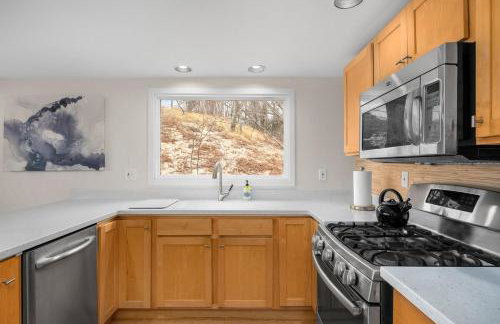 Gorgeous Beach! Lakefront with large Wooden Deck - Foto 10